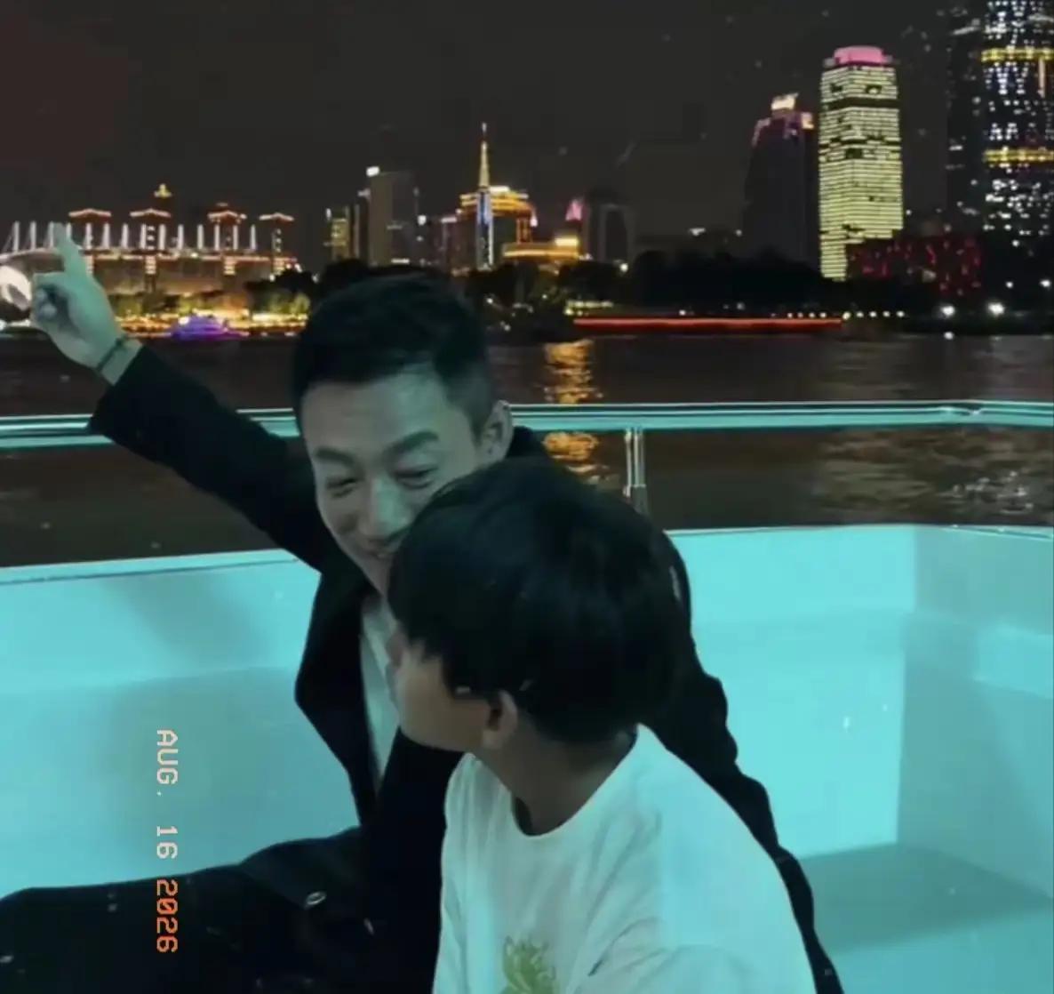 汪小菲的儿子汪希箖不知对眼前的这个爸爸满意不？
自从有了小弟弟之后，他们的父爱被