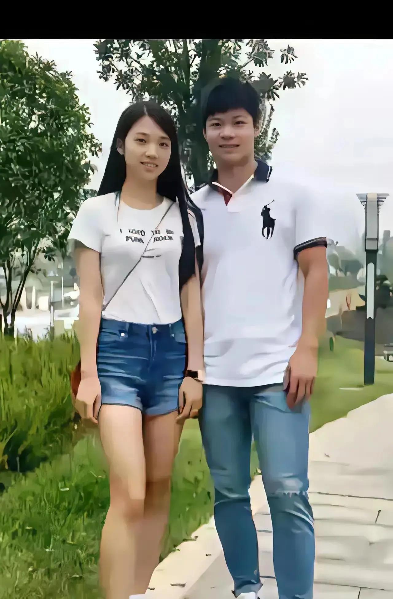 这是年轻时的苏炳添和他妻子，他妻子很漂亮，身材苗条、圆脸、皮肤白皙、五官精致，比