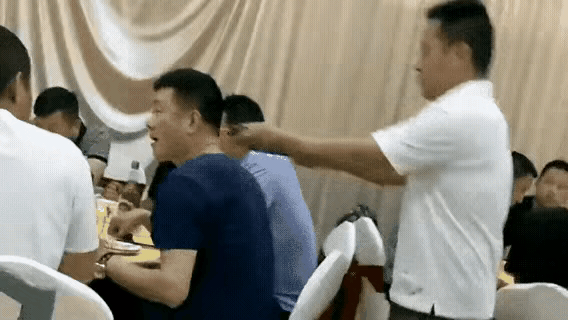 男子真是好脾气，被人作弄了还傻傻的笑，对待这样不分场合、不分地点、没有分寸的人，