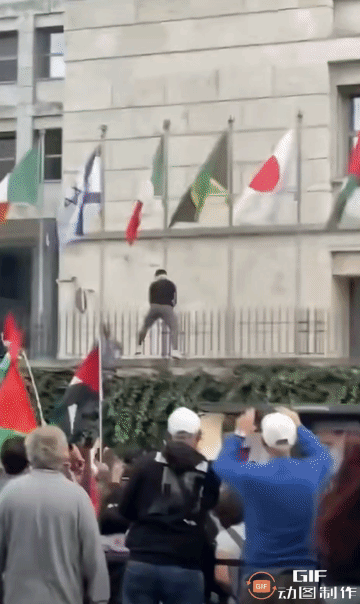 罗马联合国粮农组织广场上，反对以色列暴行的民众在集会谴责以色列，一名身手矫健的年
