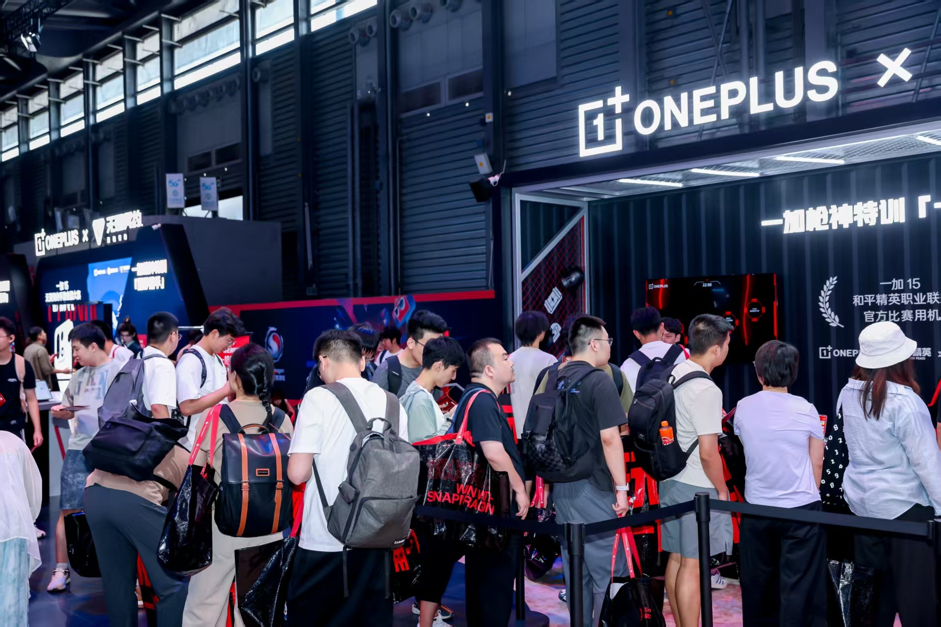 一加16也要来了，大家可以去ChinaJoy的一加展台打探消息「玩射击游戏，用一