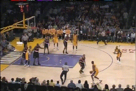 一模一样！同样的运球晃过对手突进！同样的罚球线后仰起跳投篮，同样的对方中锋出手干