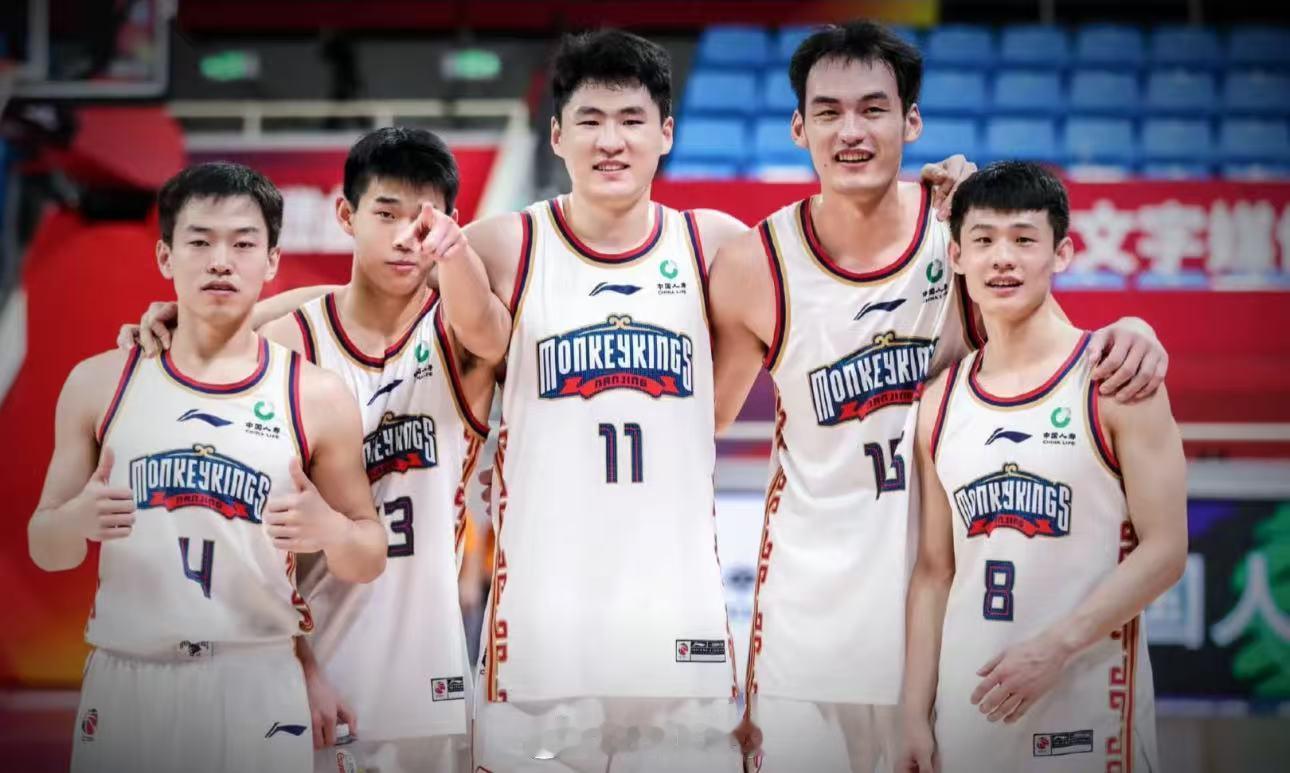 同曦社媒更新定格了一段青春。王岚嵚租借辽宁男篮，林葳征战NCAA，刘东效力天津，
