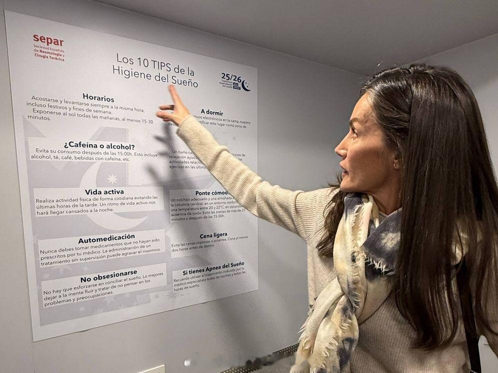 西班牙王室 11月29日，莱后在秘书玛尔塔的陪同下，参观了西班牙肺病和胸外科协会