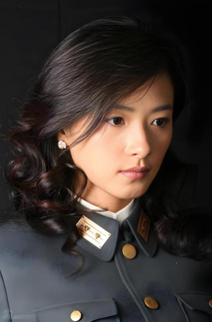 34集谍战大剧，万茜余皑磊领衔主演，演员阵容堪称豪华，剧情层层反转，收视大火，熬