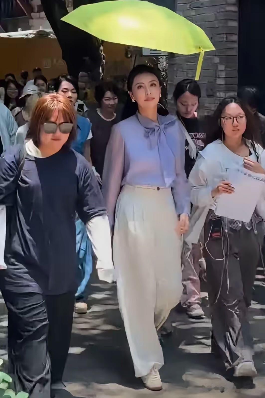 她是央视“才貌双全”的95后主持人，但是有一点做的不好！

她紫色的衬衣，搭配白
