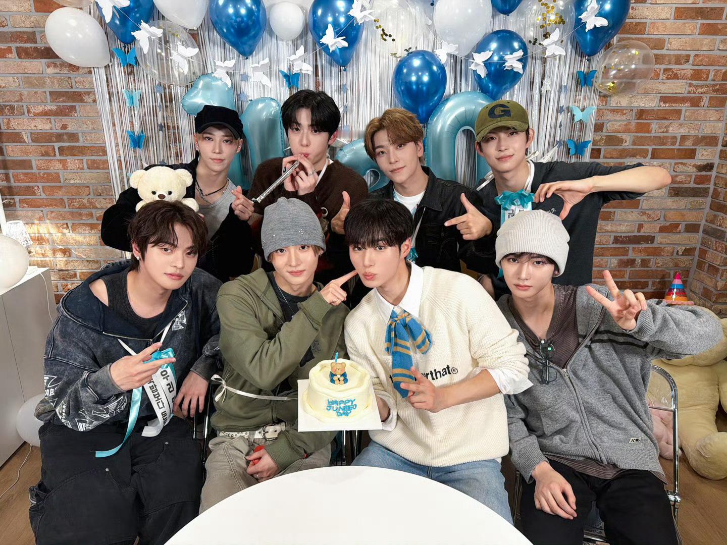 ALD1官方更新生日合照🎂 