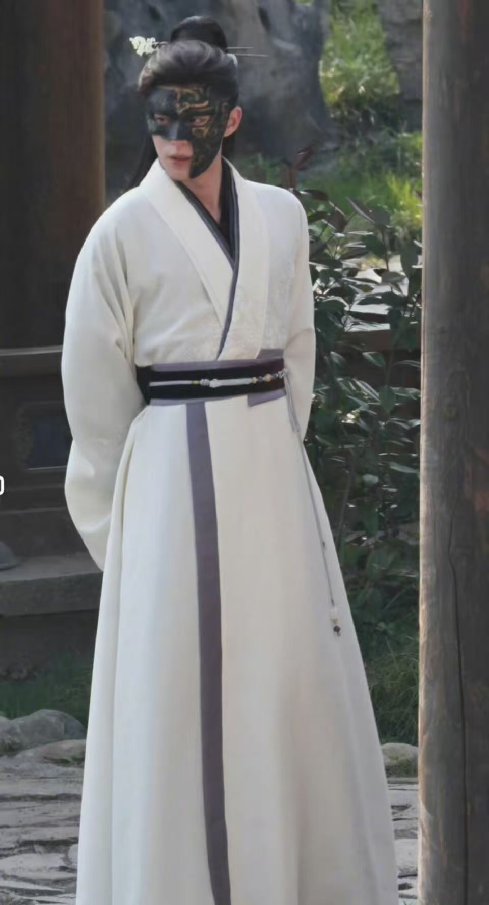 王鹤棣谢景行白衣路透王鹤棣白衣面具路透王鹤棣白衣面具路透，好看，