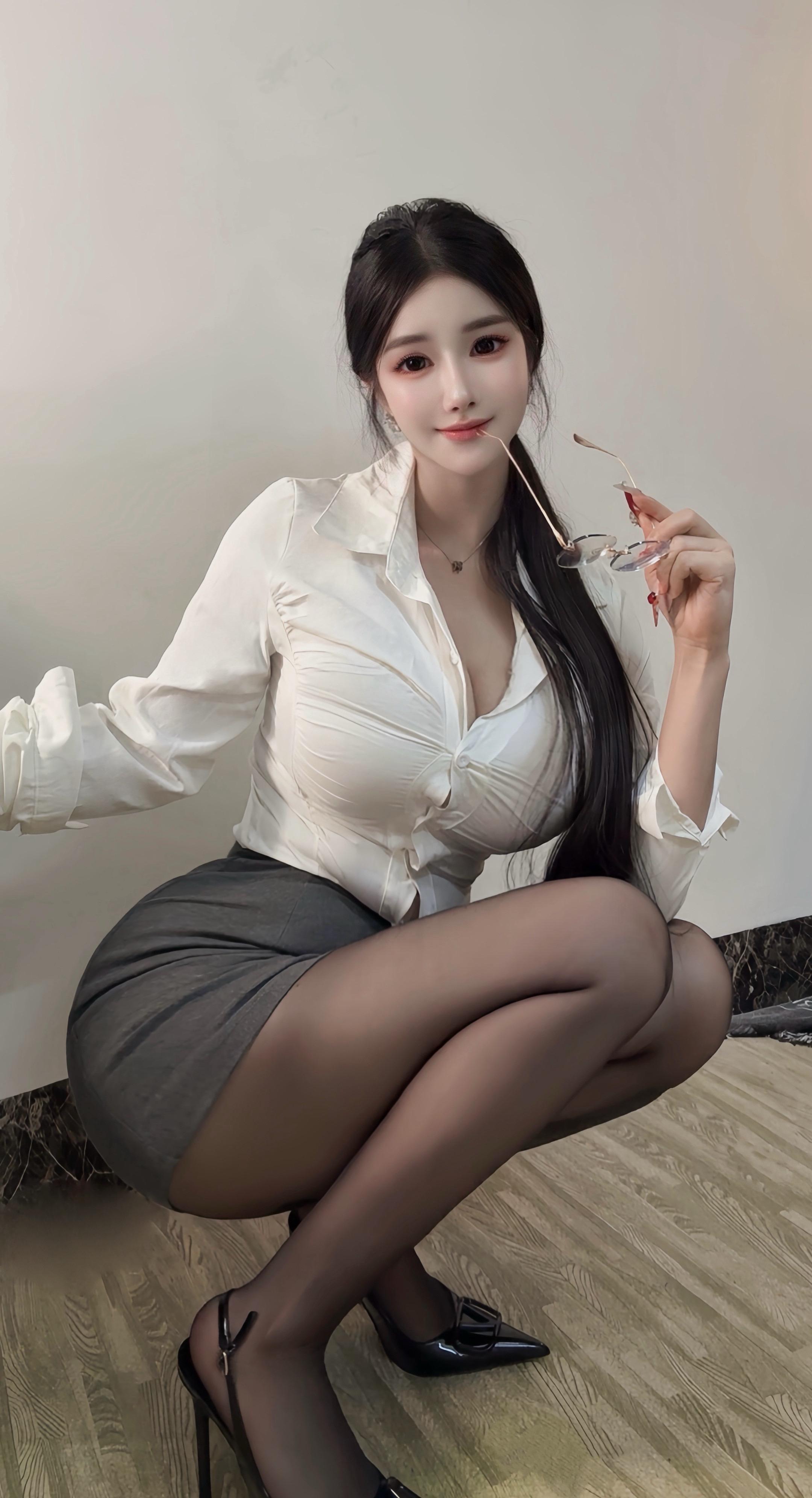 你摸摸我的衣服 看是不是做你秘书的料子