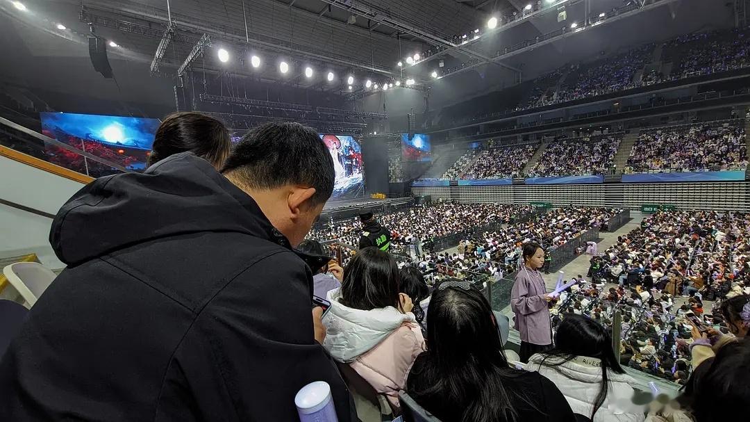 水龙吟演唱会1.8万人场馆居然坐满了，电视哭演唱会有这水平真不错了