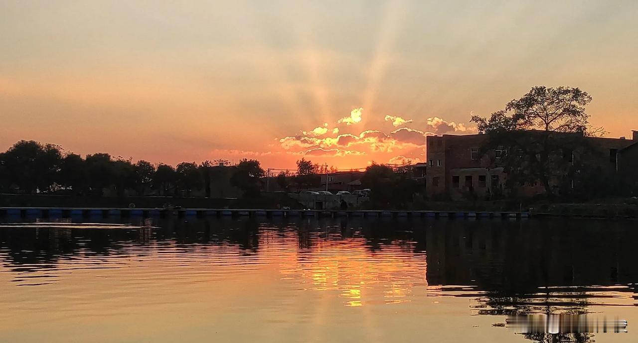 夕照柳树闸

夕阳如血，
洒落在柳树闸。
水面波光粼粼，似梦似画。
历经半世纪的