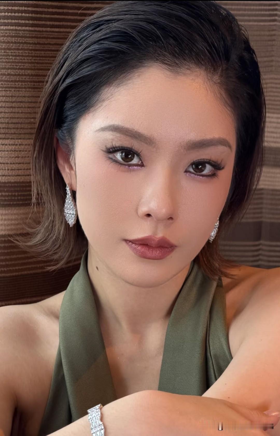 王菊瘦成氛围感大女主！新图一身橄榄绿高定直接杀疯，冷艳气场完全判若两人

最新放