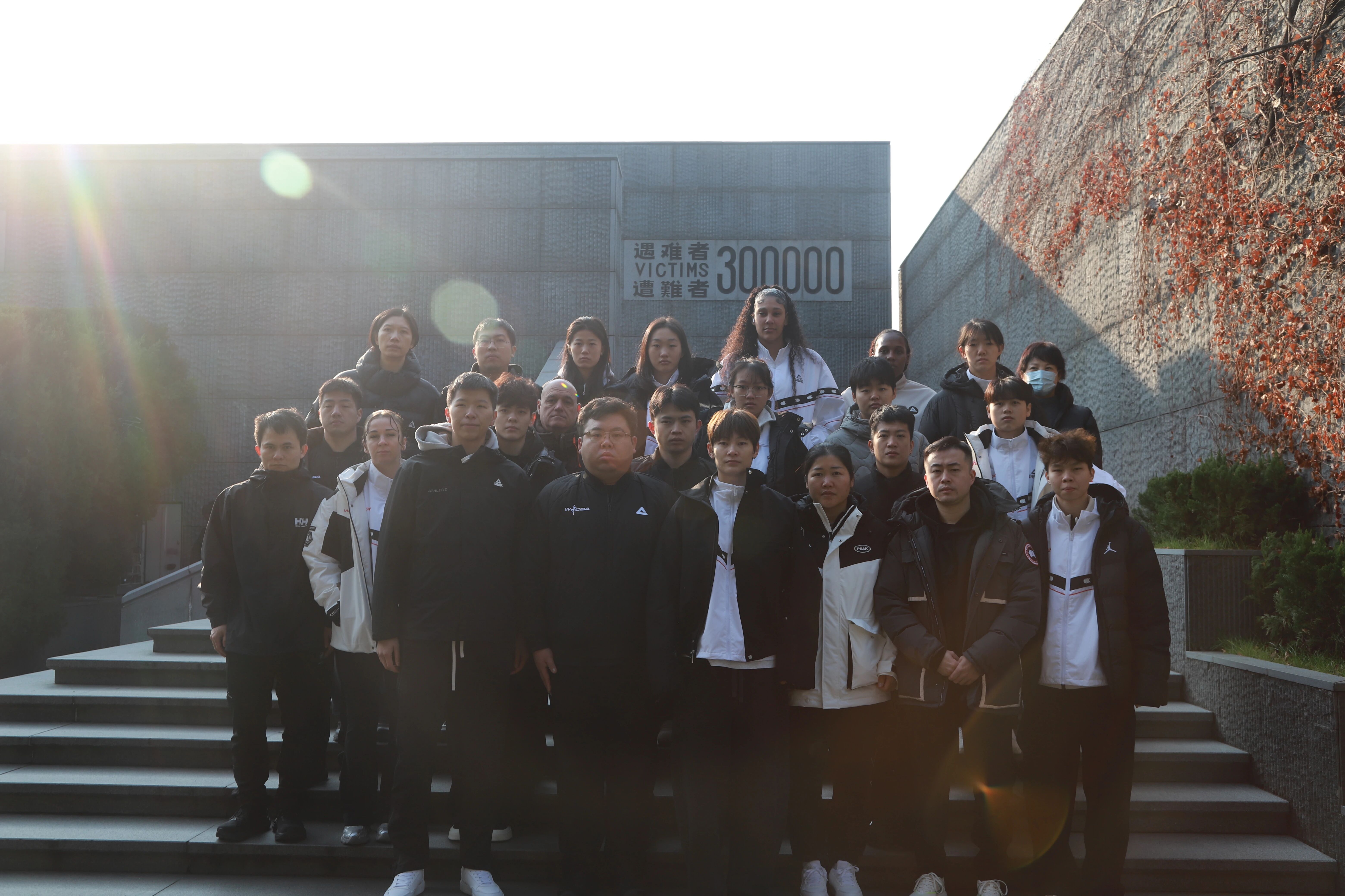 广东女篮组织参观侵华日军南京大屠杀遇难同胞纪念馆wcba