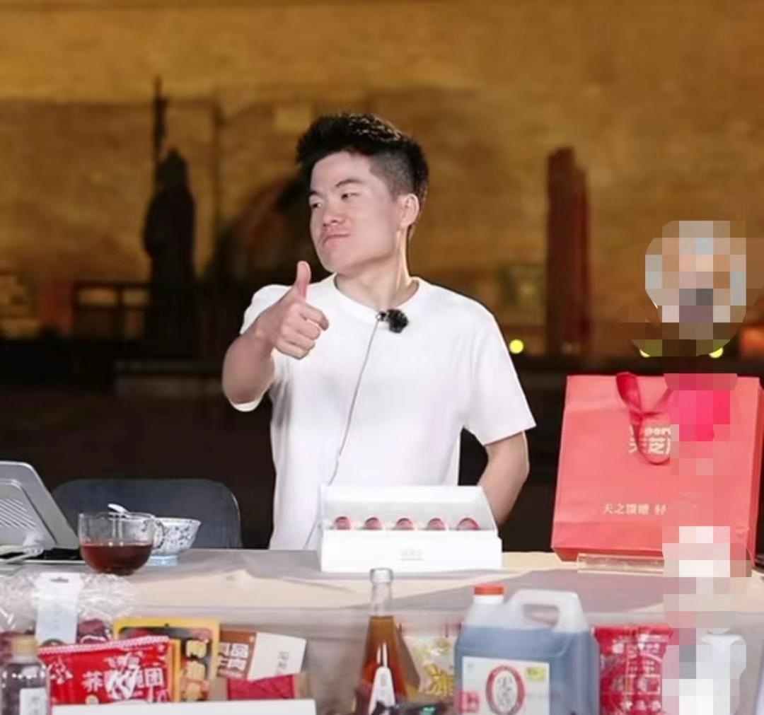 扎心了！董宇辉万万没想到，借200元竟然这么难！当时，董老师品尝了一口红枣原浆后