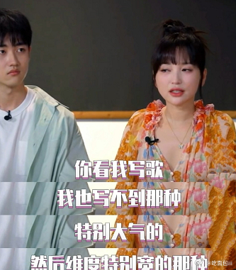 被问是不是恋爱脑？！[祝福] 金莎回答自己写的歌总在情情爱爱里打转，承认自己是恋