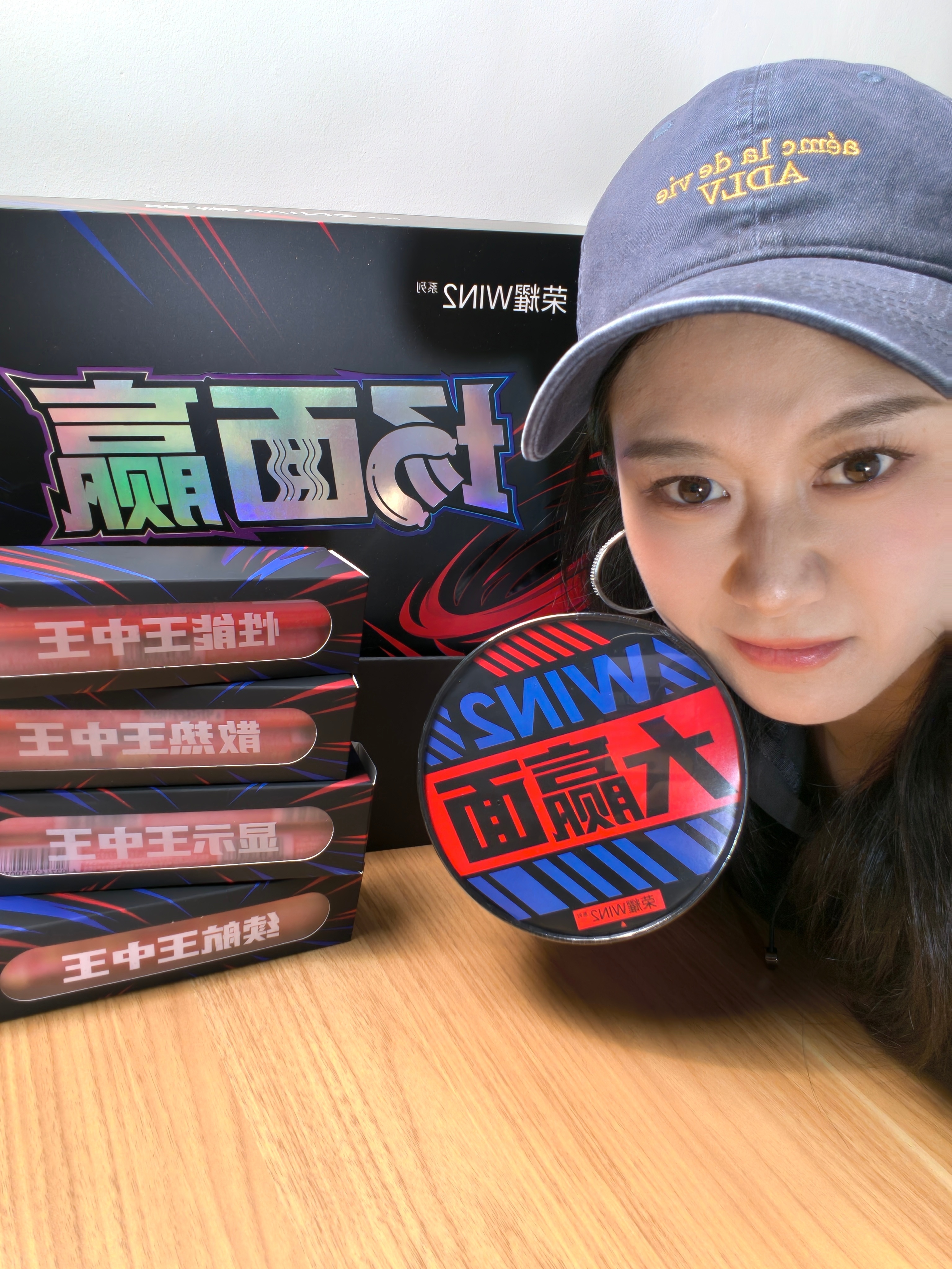 荣耀win2 的邀请函居然是泡面和火腿肠！一打开我都震惊了！太有创意了！性能、散