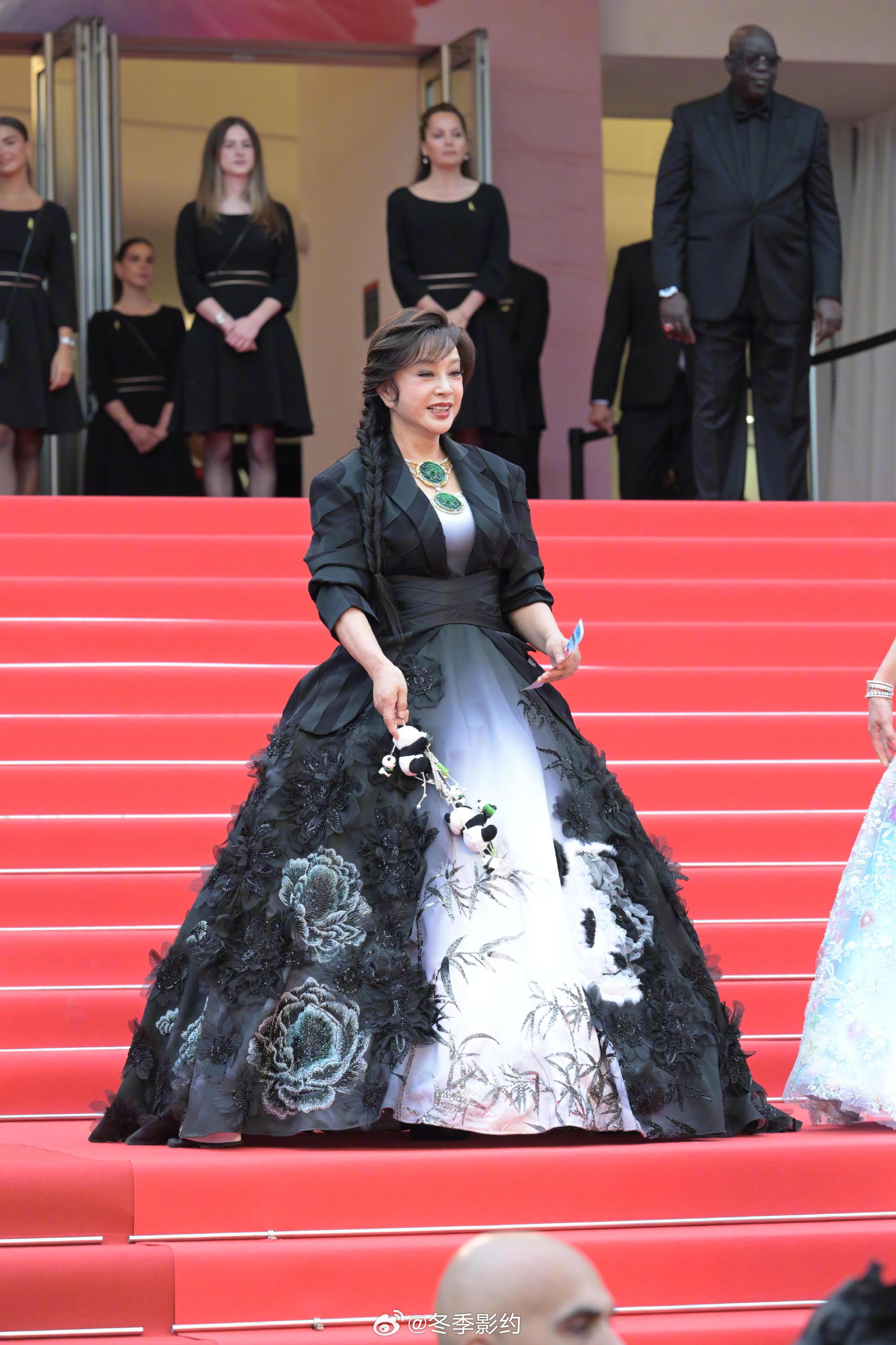 刘晓庆红色皮衣学院风 刘晓庆这次活动造型真的太敢穿了，红色皮衣配学院风套装一般人