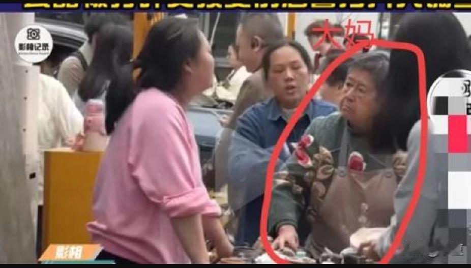 昨天在菜市场里逛，看见个阿姨，为了五毛钱跟摊主吵得脸红脖子粗，声音都快赶上旁边卖