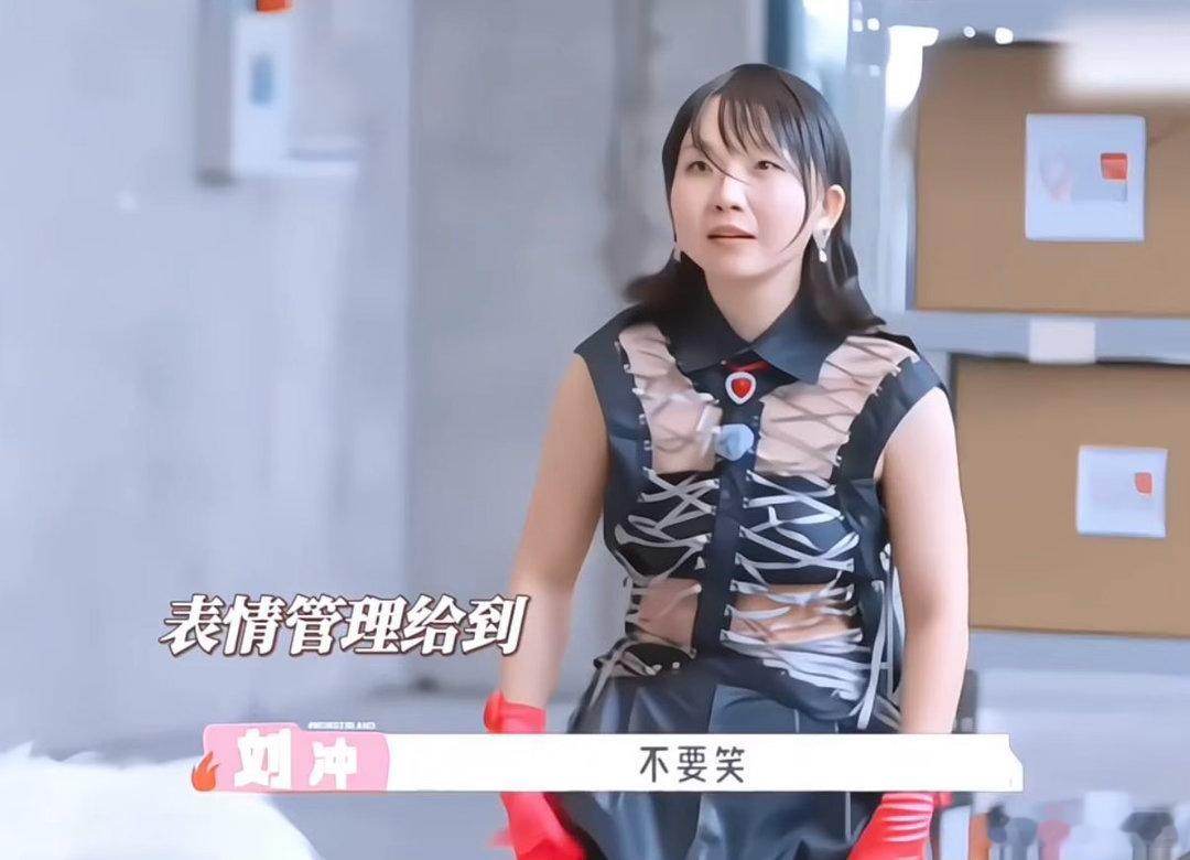 刘冲让李嘉琦走秀不要笑刘冲指导李嘉琦走秀桃花坞开启趣味走秀挑战，刘冲主动担任李嘉
