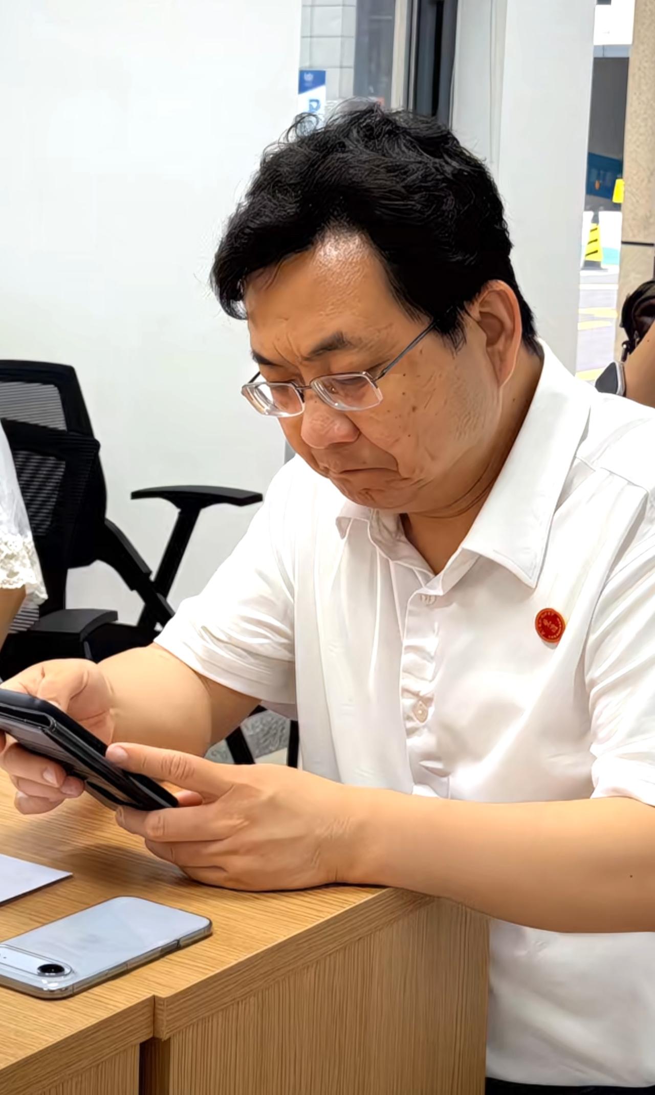 这就是当代包青天吧！有他在，满满的安全感。