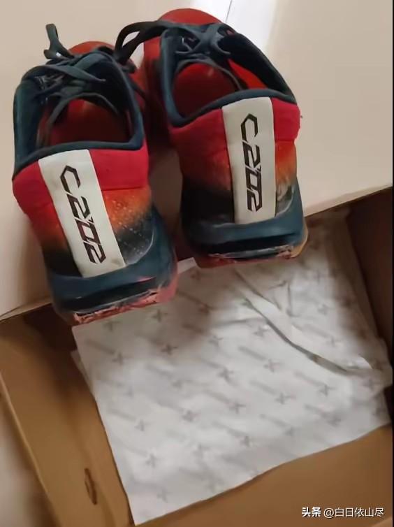 该不该赔！一家长在社媒发文称，儿子打篮球时踩到同学的篮球鞋子碳板被踩坏，称鞋买了