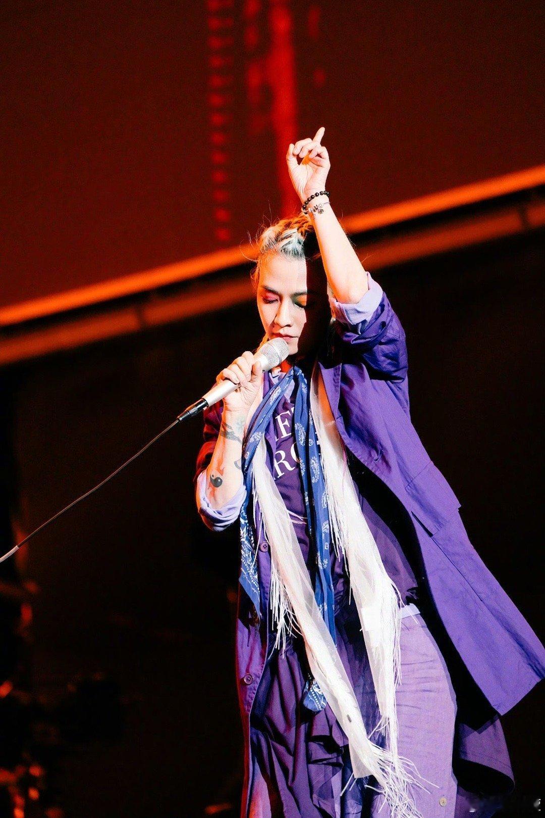 范晓萱风格大变范晓萱黑唇绿发 范晓萱这组造型绿发张扬又吸睛，黑唇泼墨妆自带破碎感