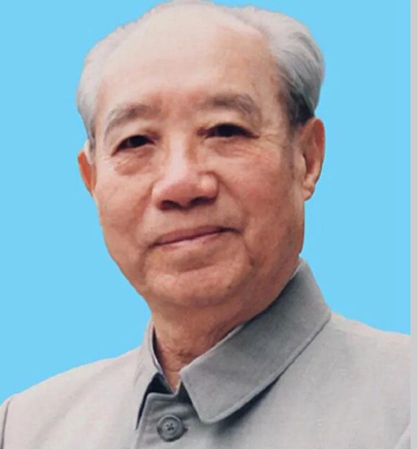 中国共产党的优秀党员、久经考验的忠诚共产主义战士、伟大的无产阶级革命家、政治家、