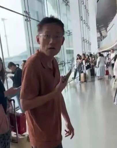 李飞现在能感同身受了吧？被私生围追堵截几次就不耐烦了 ，不敢想楼里的男孩们怎么忍