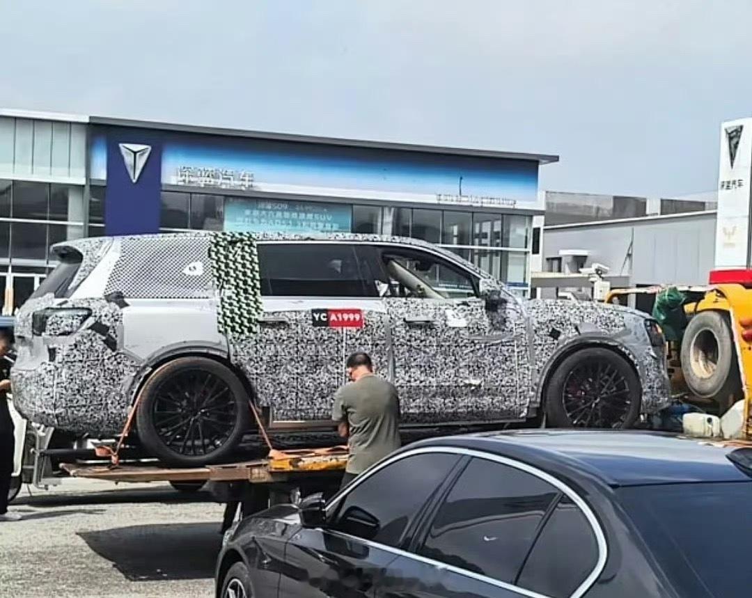 问界 M9 长轴距版谍照曝光。