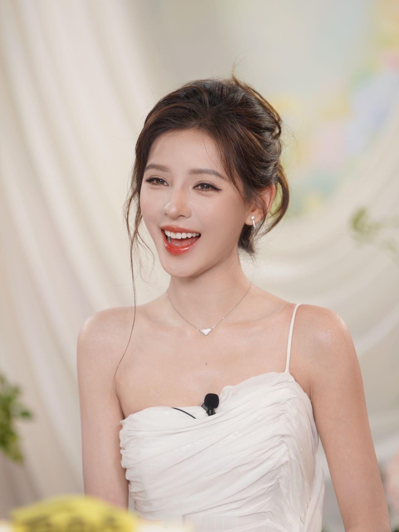 不敢想张予曦真人有多美 镜头压缩美貌，真人颜值直接翻倍。原相机生图已是顶配，线下