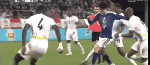 看看职业球员射门时的力量有多大！田中碧一脚把加纳球员的腿踢断了！希望效力于图卢兹