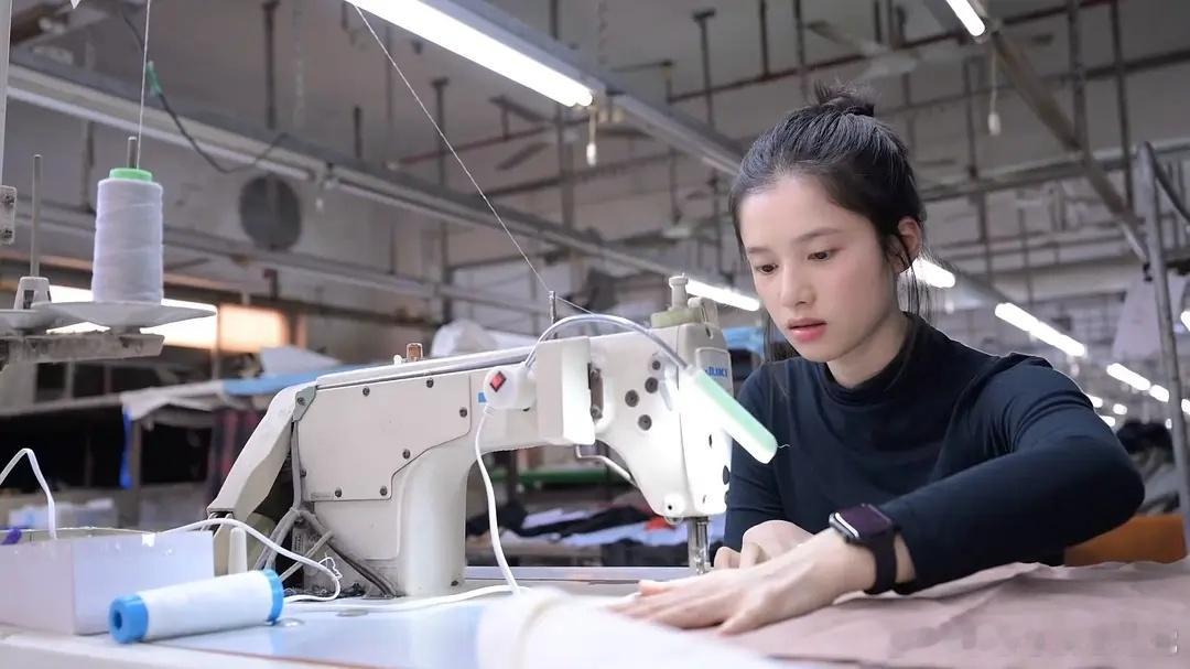 真的是踩缝纫机的厂妹了 