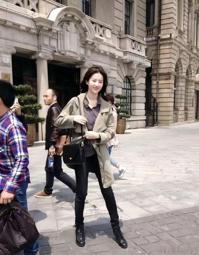 青春无敌，刘亦菲早期那股子独特气质，仿若清泉流淌心间，灵动又迷人，满溢着年少的纯