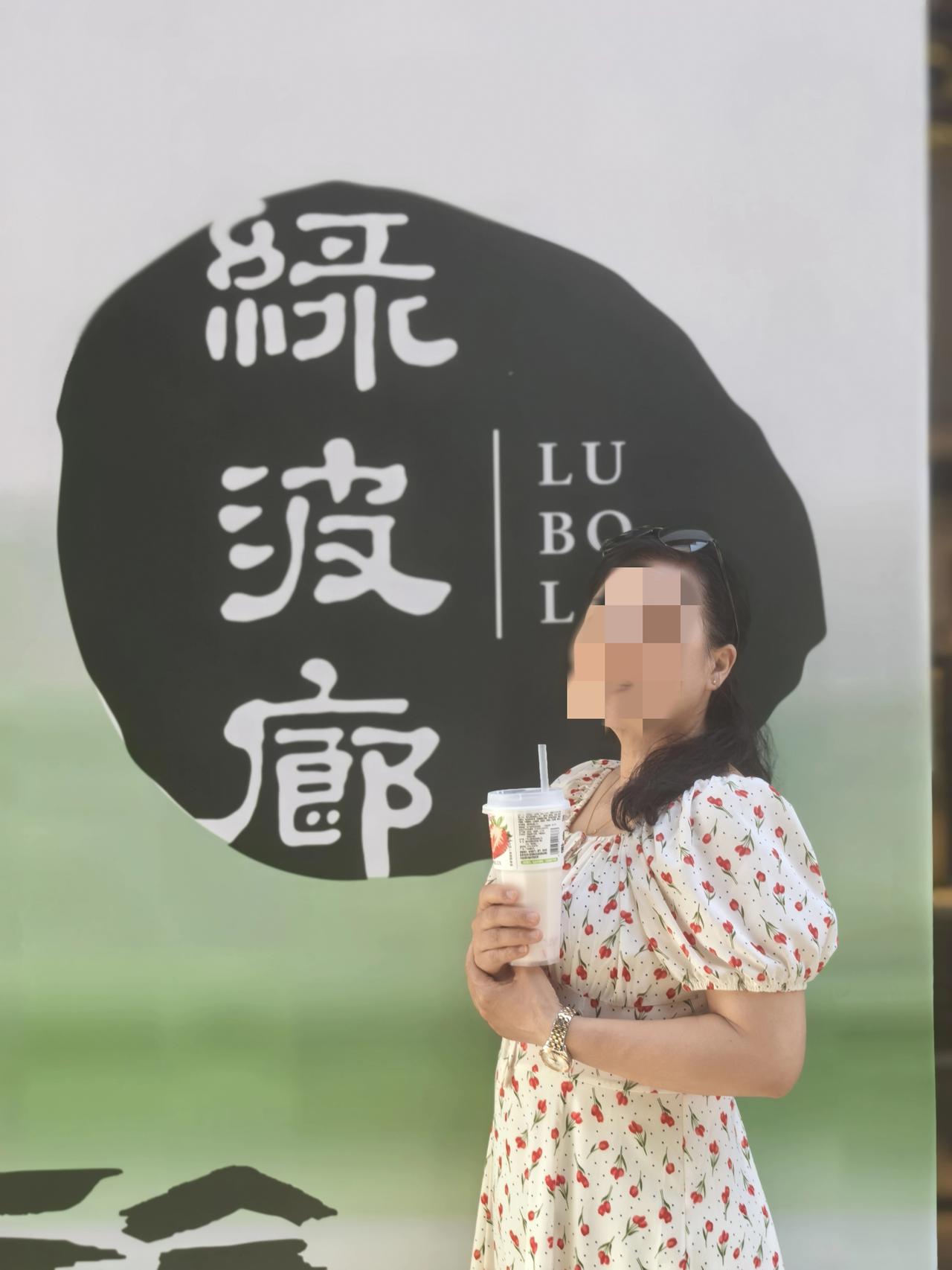 上联：两盏闲茶消戾气
下联：一杯咖啡解烦忧