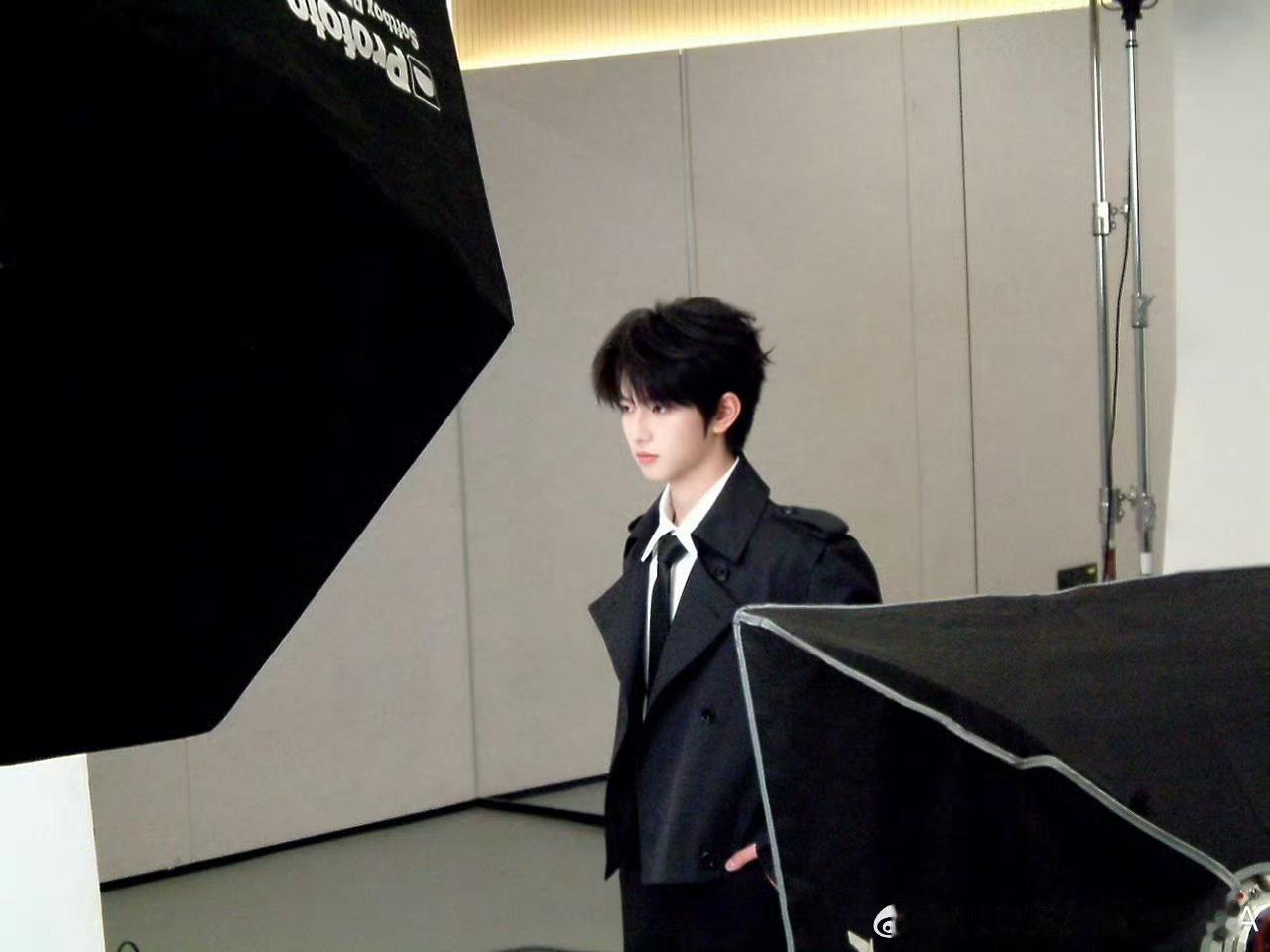 穆祉丞证件照谁能拒绝颜值这么能打的证件照啊！穆祉丞五官长得太规整舒服了，眉眼干净