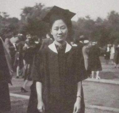 1932年，钱钟书追求燕大校花赵萝蕤，赵萝蕤根本没看上，而是喜欢当时一文不名的穷