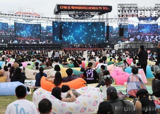音乐节热席卷全国，是青春狂欢，还是文旅经济的新答案？
 
国庆档期超30场音乐节