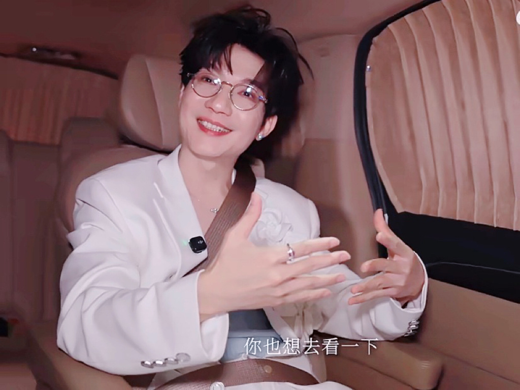 汹涌爱意会从小梨的眼睛里溢出来🥺陈楚生一谈到台下不远万里来看他的歌迷朋友，就感