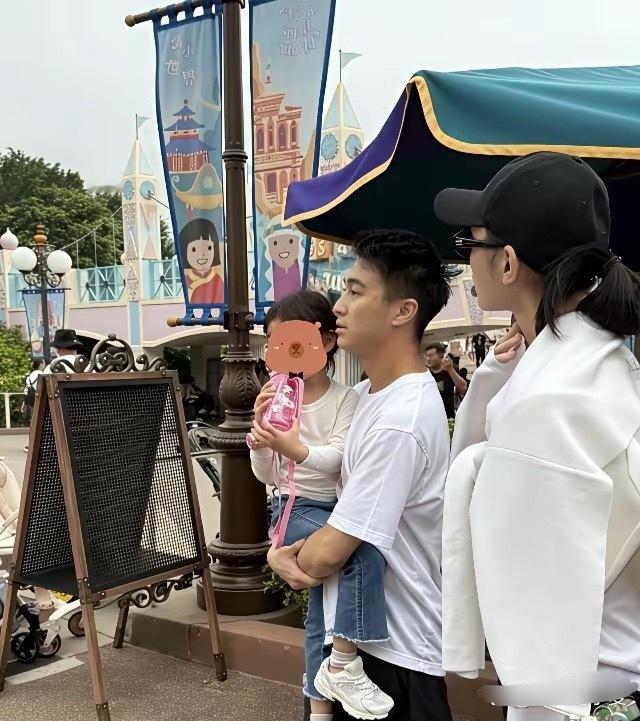 奚梦瑶何猷君一家四口，答谢宴后首次露面，尽管带了2个保姆2个保镖出行，看起来还是
