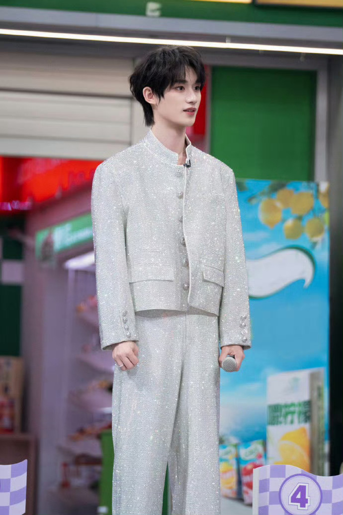 丁程鑫丁少的OOTD一闪一闪亮鑫鑫丁程鑫亮鑫鑫OOTD丁程鑫丁少的OOTD一闪一