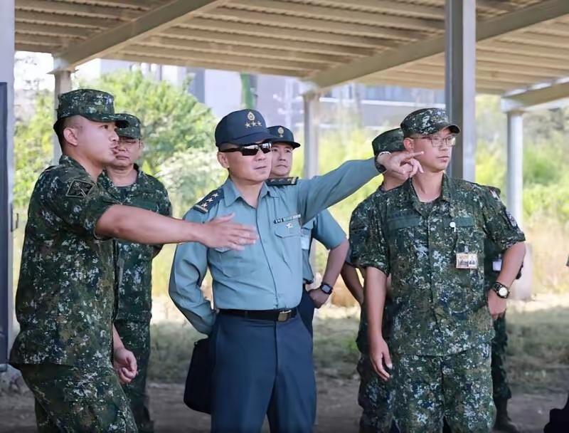 迎合美军“不对称作战”思路，台陆军司令叫嚣将无人机专责部队纳入战备体系。
   