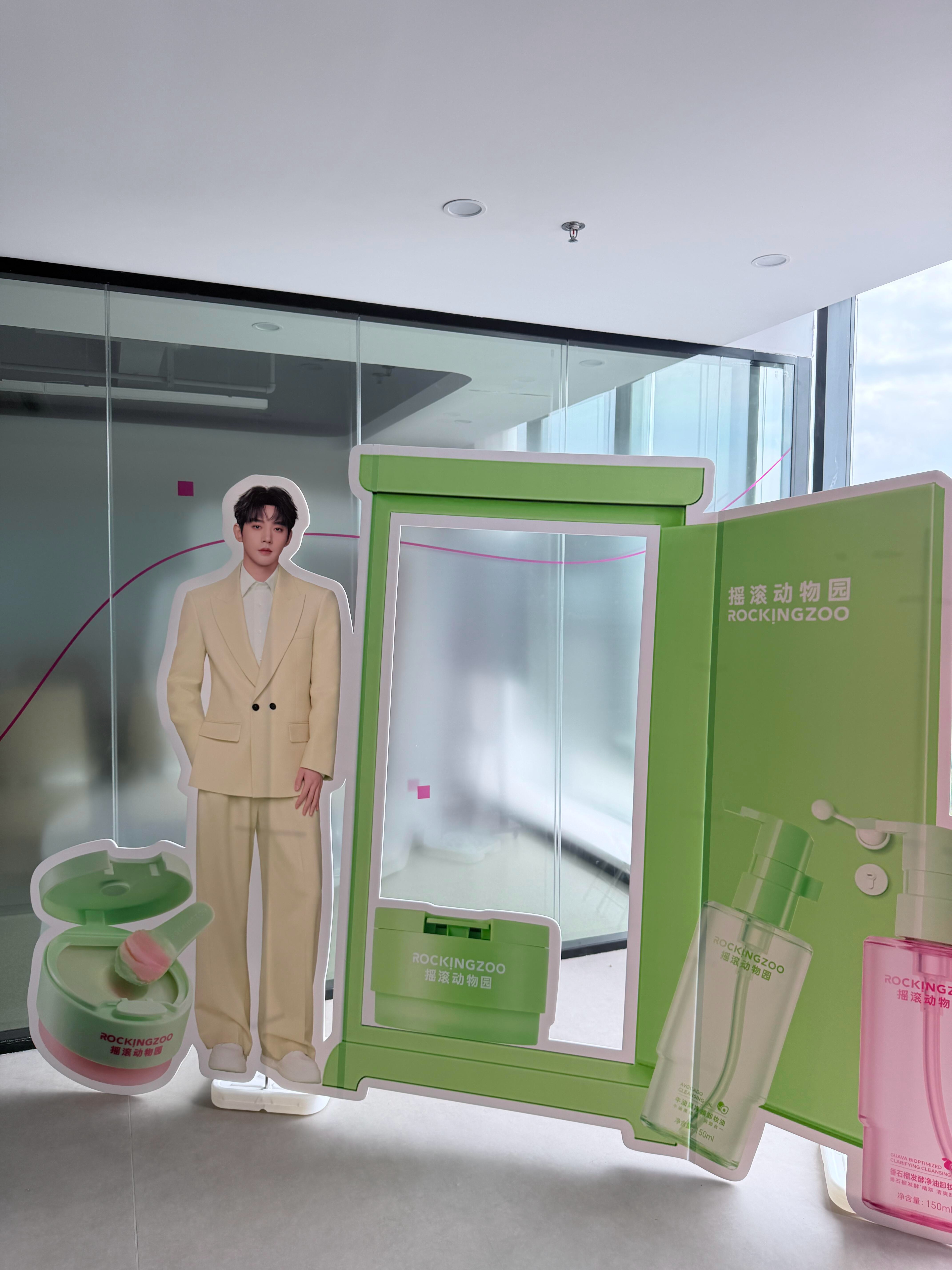 邓为摇滚动物园全球品牌代言人邓为 摇滚动物园 摇滚动物园公司已经变身邓为痛司一进