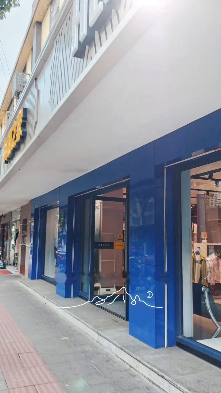 我们去旅行，实现曾经约定。要看很多的风景，记录你美丽心情。我们去旅行，加一点温馨