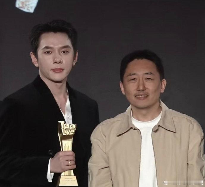 李佳琦说可能缺席两个季度直播李佳琦哽咽 暂别直播间是为更好推广国货，哽咽背后是十