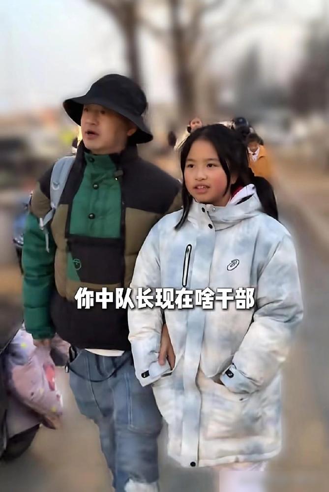 包贝尔分享接女儿放学视频，没有想到的是，包饺子没有像其他星二代一样就读那些国际学