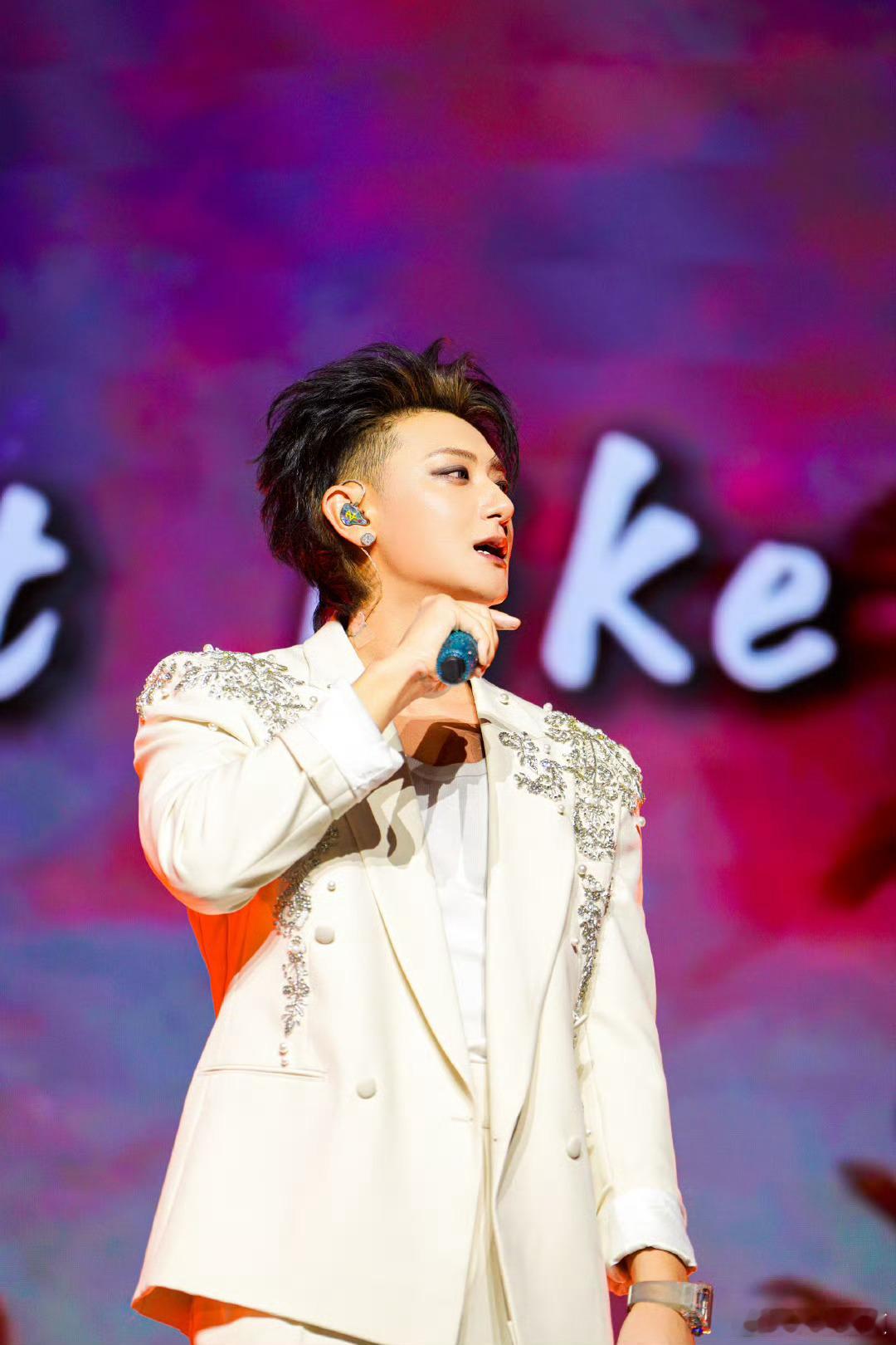 黄子韬重新定义低调黄子韬低调王重新定义低调黄子韬每次嘴上都在说着一些要低调的话，