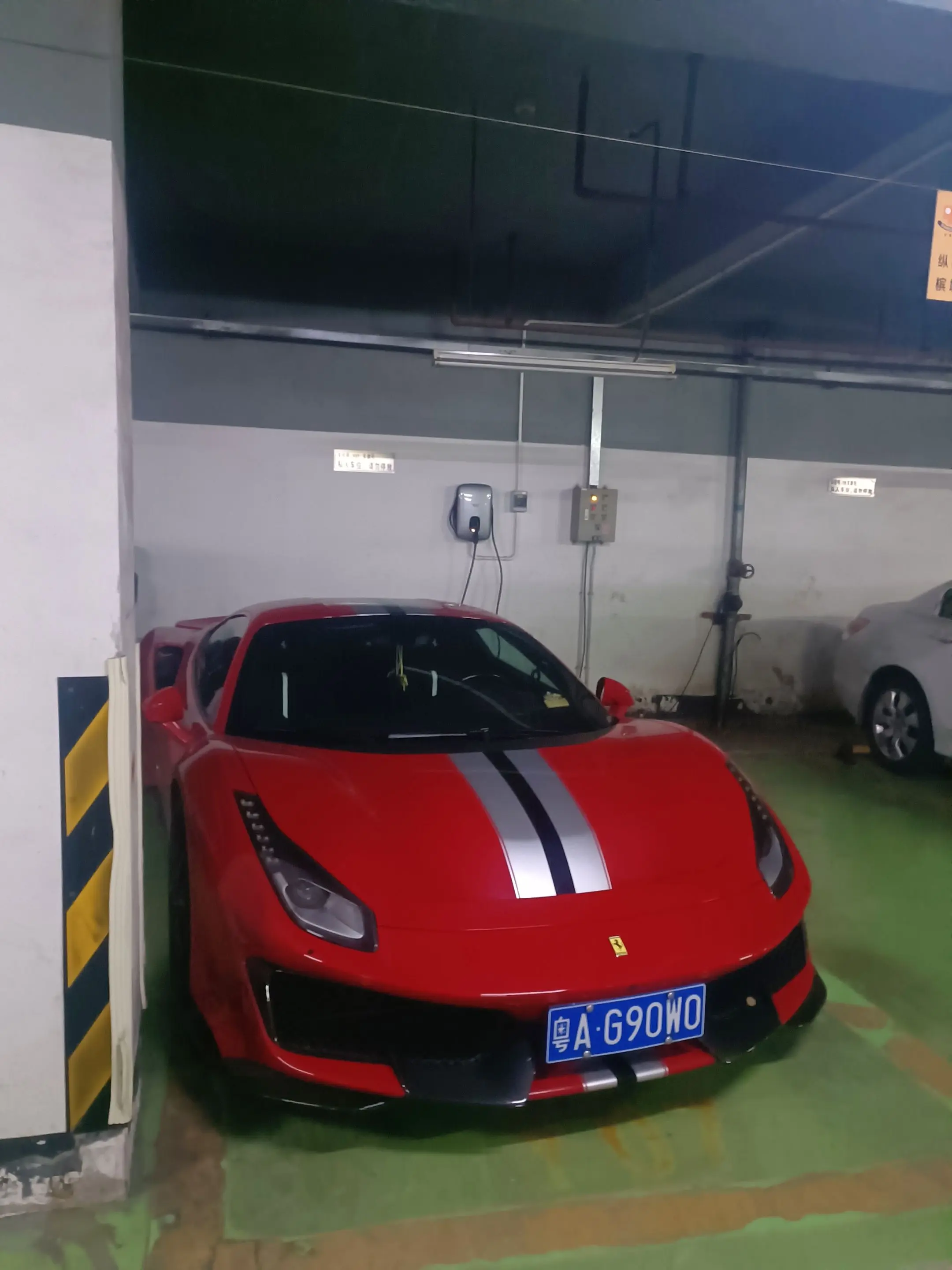 在广州城中村 遇到 法拉利488pista