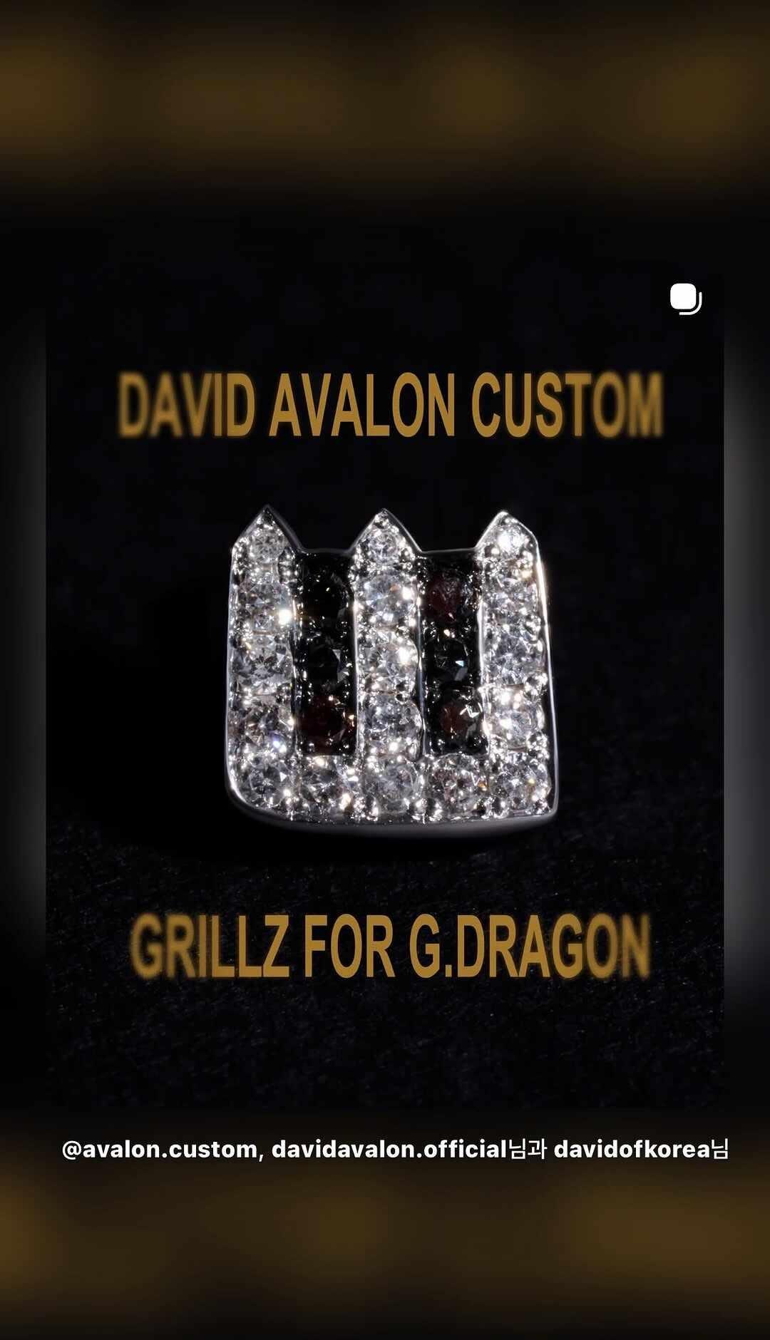 权志龙这个细节怪～
权志龙这枚牙钻由 David Avalon 品牌定制
Dav