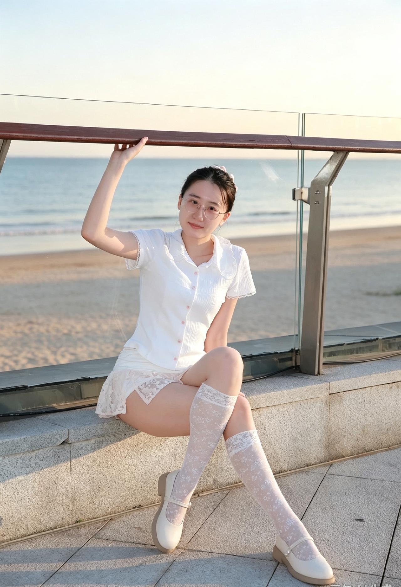 上周去威海国际海水浴场赶日落，沙滩上撞见个穿白吊带碎花长裙的女生，光脚踩在刚没过