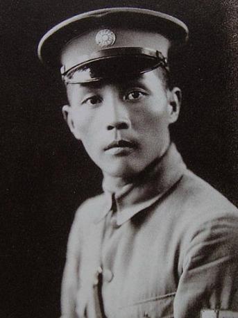 1927年，钱大钧追求欧阳藻丽，但遭到她父亲反对，想不开的钱大钧走在路上，突然掏